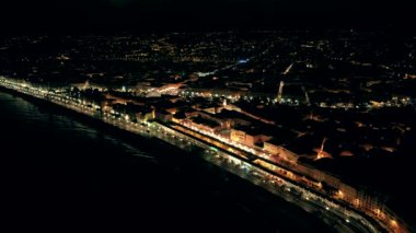 Gece Fransa ışıklı güzel şehrin havadan görünümü. Drone uçuş promenade üzerinde.