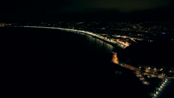 Luchtfoto van de nacht van verlichte mooie stad in Frankrijk. Vlucht over de promenade. — Stockvideo