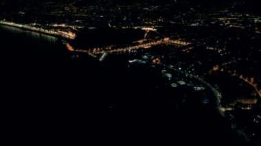 Gece Fransa ışıklı güzel şehrin havadan görünümü. Güzel deniz bağlantı noktası üzerinden uçuş.