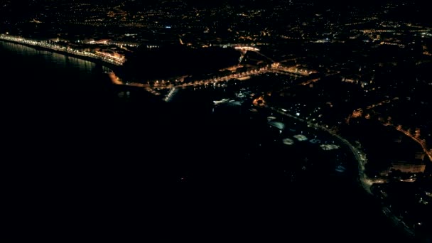 Letecký pohled na noční osvětlené pěkné město ve Francii. Let nad pěkný námořní přístav. — Stock video