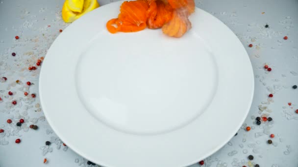 Rozložení z lososové kousky na talíři. Timelaspe 4k 2 řad 6 sekund — Stock video