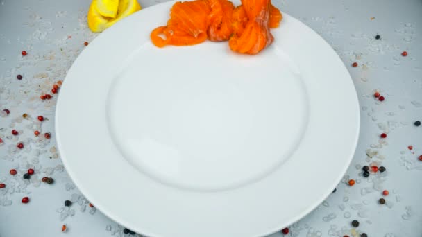 Rozložení z lososové kousky na talíři. Timelaspe 4k 2 řad 10 sekund — Stock video