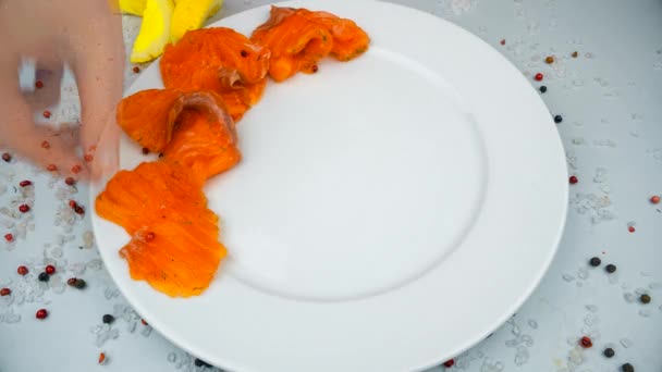 Diseño de trozos de salmón en el plato. Timelaspe 4K 1 fila 5 segundos — Vídeo de stock