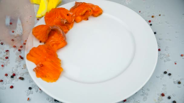 Diseño de trozos de salmón en el plato. Timelaspe 4K 1 fila 10 segundos — Vídeos de Stock