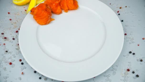 Rozložení z lososové kousky na talíři. 4k Timelaspe v pohybu — Stock video