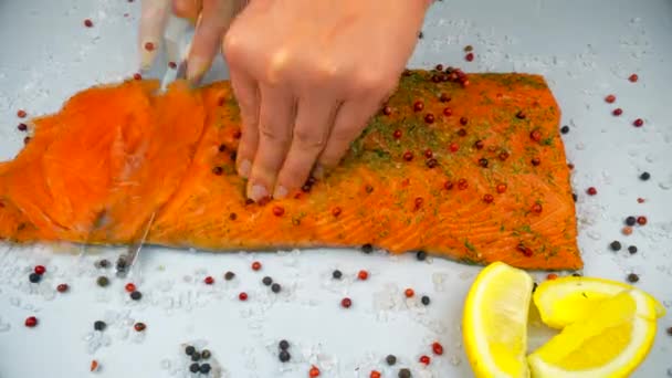 Taglio di salmone. Coltello e mani. 5 secondi timelapse 4K — Video Stock