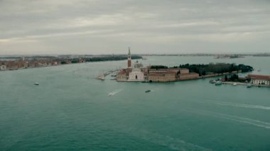 San Giorgio Maggiore kilise hava dron görünümü. Turist tekneleri Kilisesi, San Giorgio Maggiore yakınındaki yelken. Üzerinden kilise, San Giorgio Maggiore, yukarıda görüntüleyin. Island San Giorgio Maggiore.