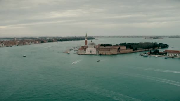 Iglesia San Giorgio Maggiore vista aérea del dron. Los barcos turísticos navegan cerca de la iglesia de San Giorgio Maggiore. Vista desde arriba de la iglesia de San Giorgio Maggiore. Isla de San Giorgio Maggiore . — Vídeos de Stock