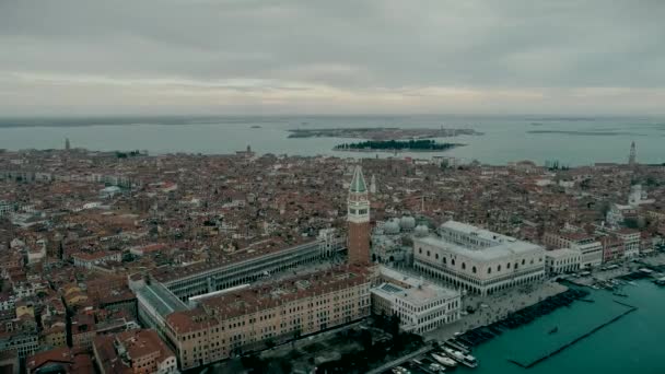 Letecký pohled na Benátky panoramatické mezník, letecký pohled na náměstí Piazza San Marco nebo st Mark náměstí, Campanile a Ducale nebo Doge palác. Itálie, Evropa. DRONY zobrazení. — Stock video