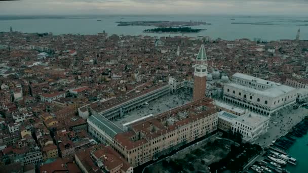 Letecký pohled na Benátky panoramatické mezník, letecký pohled na náměstí Piazza San Marco nebo st Mark náměstí, Campanile a Ducale nebo Doge palác. Itálie, Evropa. DRONY zobrazení. — Stock video