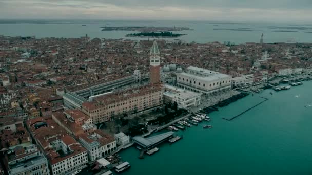Luftaufnahme von Venedig Panorama-Wahrzeichen, Luftaufnahme der Piazza San Marco oder Markusplatz, Glockenturm und Ducale oder Dogenpalast. Italien, Europa. Drohnen-Ansicht. — Stockvideo
