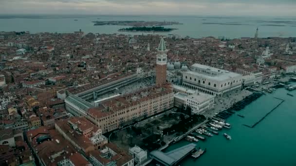 Flygfoto över Venedig panoramautsikt över landmark, Flygfoto över Piazza San Marco eller st Mark square, Campanile och Ducale eller Dogepalatset. Italien, Europa. Drönarvy. — Stockvideo
