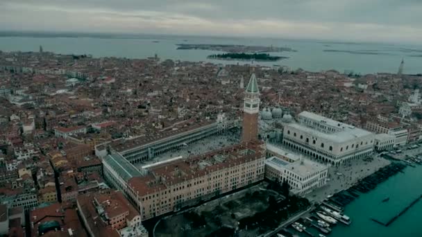 Flygfoto över Venedig panoramautsikt över landmark, Flygfoto över Piazza San Marco eller st Mark square, Campanile och Ducale eller Dogepalatset. Italien, Europa. Drönarvy. — Stockvideo