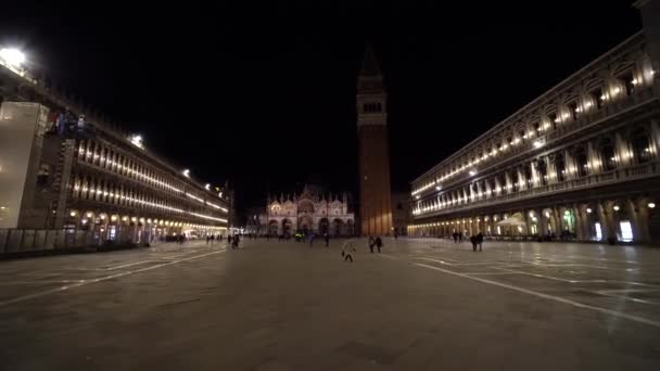 Piazza San Marco eller St Marks Square främsta torg i Venedig, Italien på natten. Turister folk publiken gå San Marco torget på kvällen, skymning, natt, blå timmen 4k — Stockvideo