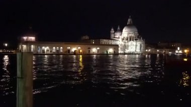 Basilica di Santa Maria della Salute ve Punta della Dogana adlı Venedik İtalya 4k