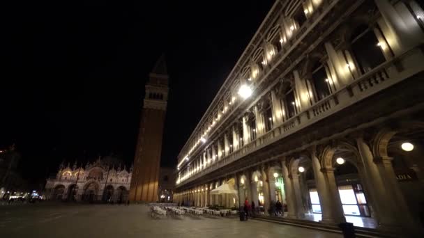 Piazza San Marco eller St Marks Square främsta torg i Venedig, Italien på natten. Turister folk publiken gå San Marco torget på kvällen, skymning, natt, blå timmen 4k — Stockvideo
