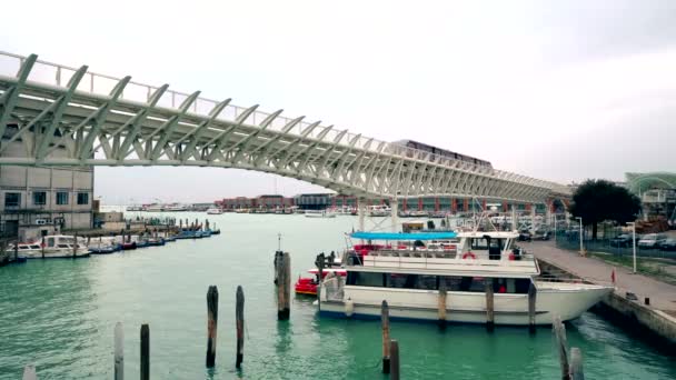 Comboio monotrilho no porto de Veneza. Tronchetto ilha, Piazzale Roma tráfego de táxi aquático com turista 4K — Vídeo de Stock