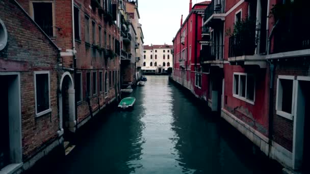 Σκάφη στα κανάλια της Βενετίας, χωρίς κίνηση. Το βράδυ και το σούρουπο στην Ιταλία Venezia 4k — Αρχείο Βίντεο