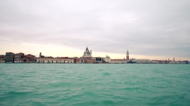 Intensiv trafik av båtar i den venetianska lagunen framför St. Marks Square, Venedig, Italien 4 k — Stockvideo