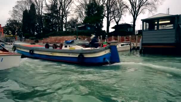 Ruchu turystów i taksówką łodzi na kanałach Venice, Włochy 4k — Wideo stockowe