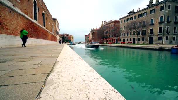 Verkeer van toeristen en taxi boten op de grachten in Venetië, Italië 4k — Stockvideo