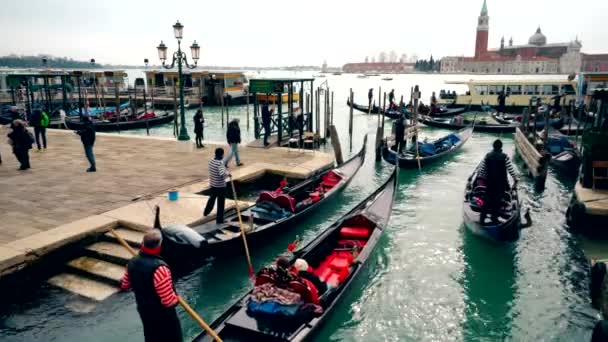 Venecia Italia Gran Canal de navegación. Góndola de Venecia. Venecia italiana. Venecia canal de movimiento 4K — Vídeo de stock