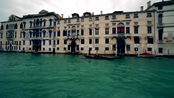 Venezia Navigazione sul Canal Grande. Gondola di Venezia. Venezia italiana. Movimento canale Venezia 4K — Video Stock