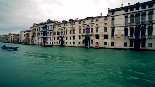 Grand Canal İtalya 4k ile Venedik'te büyük kanal boyunca tekne trafiği — Stok video