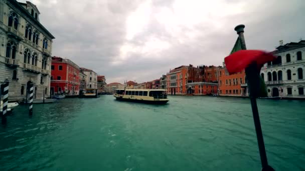 Grand Canal İtalya 4k ile Venedik'te büyük kanal boyunca tekne trafiği — Stok video