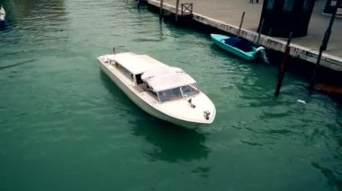 Trafik İtalya 4k turist ve Venedik kanallar, gemilerde taksi