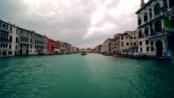 Tráfico de barcos a lo largo del Gran Canal de Venecia con el Gran Canal de Italia 4K — Vídeo de stock