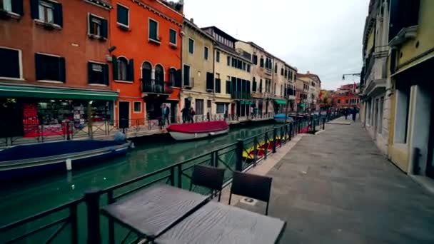 Venetië gondel en andere boten in Vinece kanalen 4k — Stockvideo