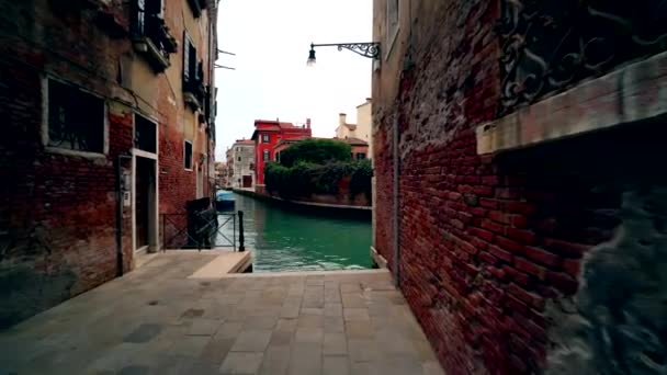 Venise Italie canal sans circulation d'eau verte et vieilles maisons 4K — Video