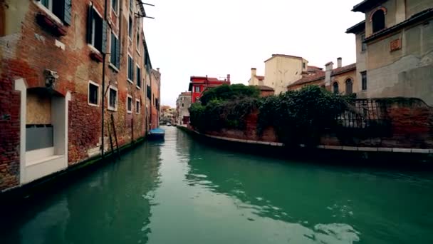 Velence Olaszország csatorna nincs forgalom zöld vízzel, és a régi házak 4k — Stock videók