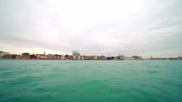 Tráfico intensivo de embarcaciones en la laguna veneciana frente a la Plaza de San Marcos, Venecia, Italia 4K — Vídeo de stock