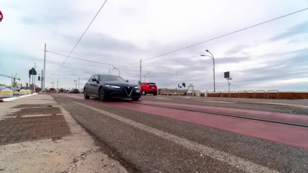 Timelapse del puente Via della Liberta que une la ciudad de Venecia con el continente en el día soleado, Italia — Vídeos de Stock