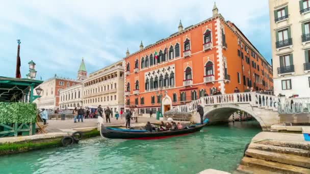 VENEZIA, ITALIA - 15 FEBBRAIO 2018: Grandi quantità di gondole a Venezia durante il giorno 4K — Video Stock