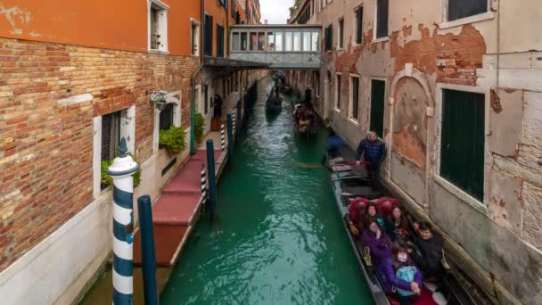 Venedig, Italien - 15. februar 2018: große Mengen von Gondeln in Venedig während des Tages Zeitraffer 4k — Stockvideo