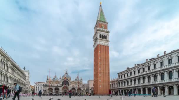 Timelapse of Campanile di San Marco and Palazzo Ducale Doges Palace in Venice, Italy. Columns of San Marco and San Todaro. Blue cloudy sky at 4K — Stock Video