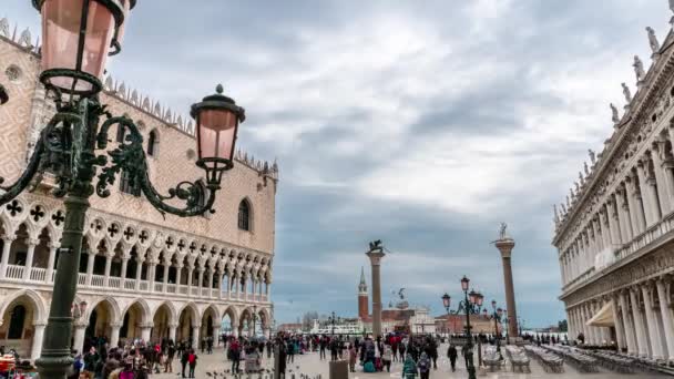 Timelapse dari Campanile di San Marco dan Palazzo Ducale Istana Doges di Venice, Italia. Kolom San Marco dan San Todaro. Langit biru di 4K — Stok Video