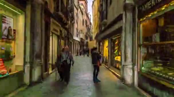 イタリア、ベニス、タイムラプス 4 k の狭い通りのヴェネツィア, イタリア - 2018 年 2 月 15 日: 観光客のトラフィック — ストック動画