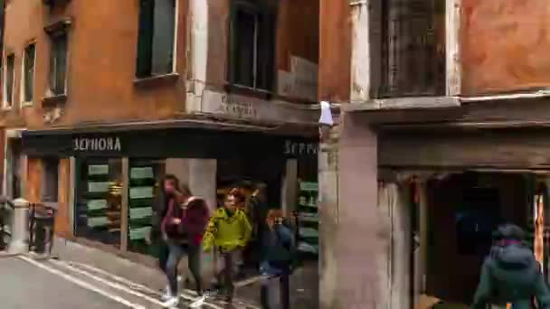 VENECIA, ITALIA - 15 DE FEBRERO DE 2018: Tráfico de turistas de calles estrechas en Venecia, Italia Timelapse 4K — Vídeos de Stock