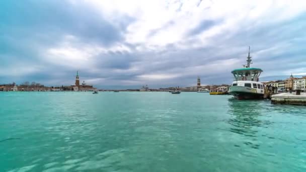 Tráfico de taxis acuáticos y autobuses frente a la Plaza San Marco en Venecia Italia Timelapse 4K — Vídeos de Stock