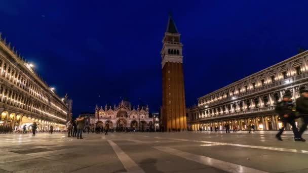 Piazza San Marco i Bazyliki Świętego Marka timelapse noc. To Katedra Kościół katolicki archidiecezji Wenecji. Turystów, chodzenie przed nim. 4k — Wideo stockowe