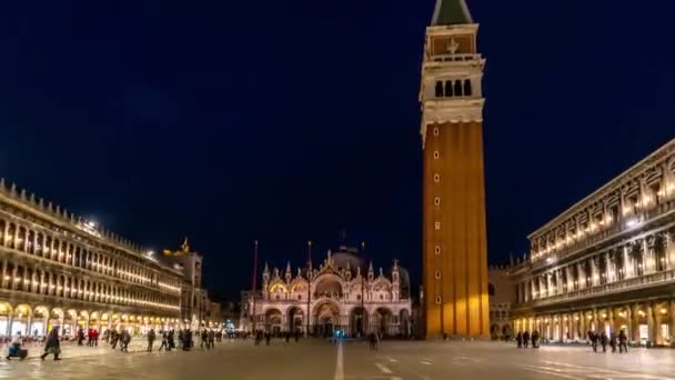 Piazza San Marco i Bazyliki Świętego Marka timelapse noc. To Katedra Kościół katolicki archidiecezji Wenecji. Turystów, chodzenie przed nim. 4k — Wideo stockowe