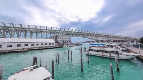 Timelapse de trenes monorraíles en el puerto de Venecia. Isla Tronchetto, Piazzale Roma tráfico de taxi acuático con turista 4K — Vídeos de Stock