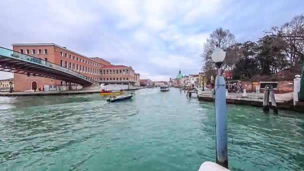 Timelapse av Grand Canal trafik och konstitutionen bron Ponte della Costituzione, 2008 i Venedig. Ponte della Costituzione är fjärde bron över Canal Grande i Venedig 4k — Stockvideo