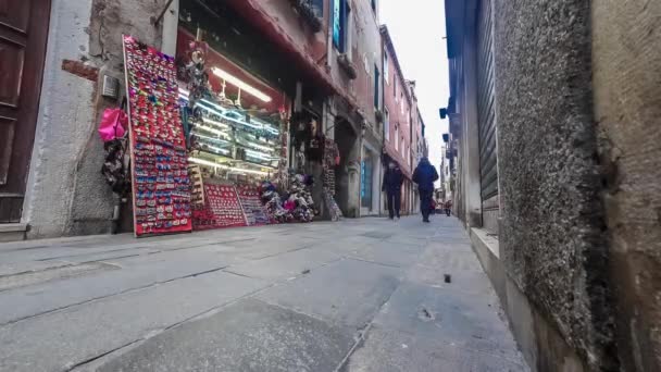 Zeitraffer von Touristen in einer engen Passage zwischen alten Backsteingebäuden in Venedig 4k — Stockvideo