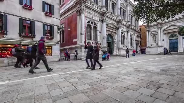 Zeitraffer von Touristen in einer engen Passage zwischen alten Backsteingebäuden in Venedig 4k — Stockvideo