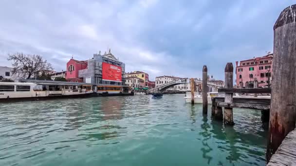 Gondolas e barcos tráfego em Veneza timelapse, Grand Canal vista panorâmica. Estação de barcos. Céu azul nublado no dia de verão — Vídeo de Stock